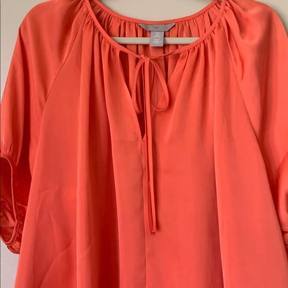 H&M Coral Blouse Medium EUC VNeck with Tie Flowy Puff Sleeve Curved Hem - Picture 3 of 9